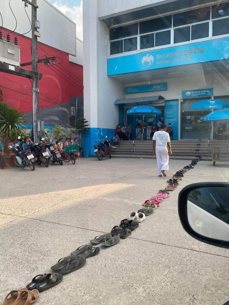 タイの場所取りはサンダル