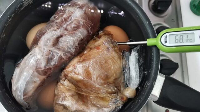 ハムと一緒に温泉卵を作る