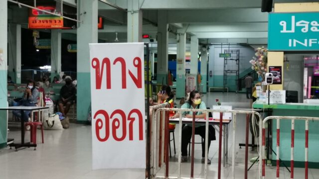 入り口で体温検査実施