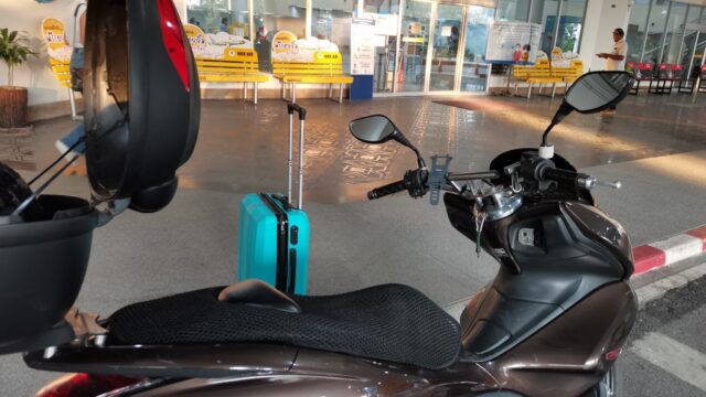 PCX150でスーツケース運搬