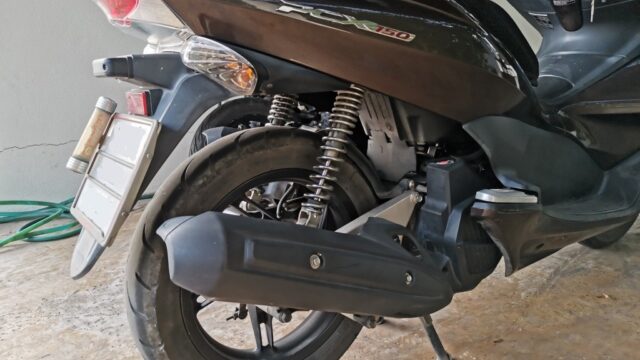 純正状態のPCX150リアクッション