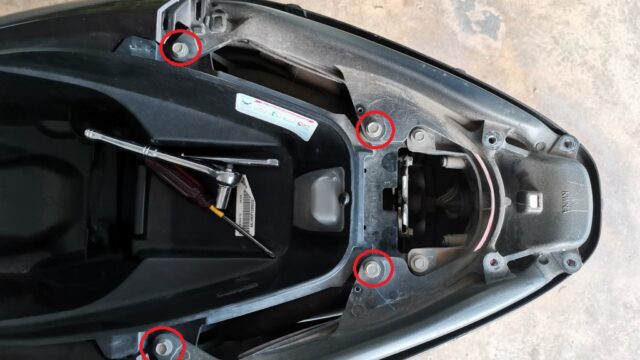 グラブレールの締め付け4箇所外す