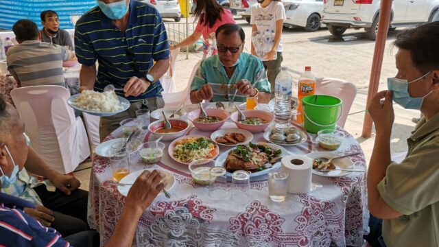 お坊さんの食事後に料理が出る