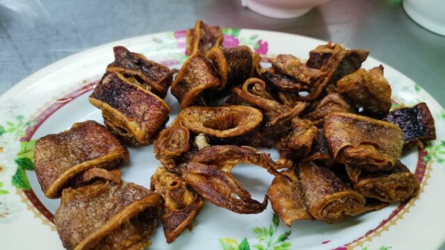 卵入りイカの干物を素揚げ