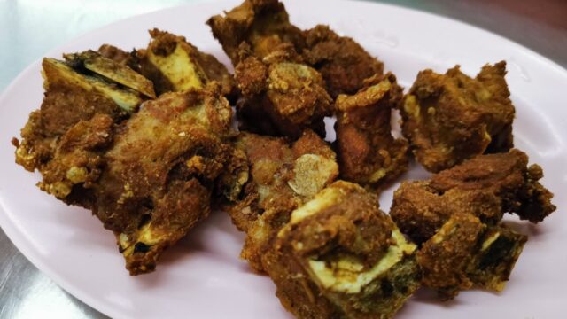骨付き豚肋肉の揚げ物。