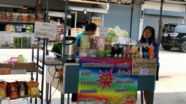 ナコンチャイエア乗り場の飲み物屋