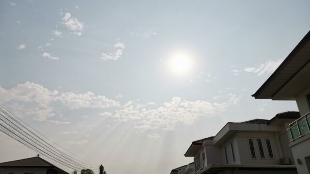 大気汚染で太陽がオレンジ色