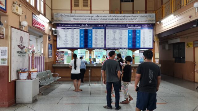 ピサヌローク駅のチケット売り場