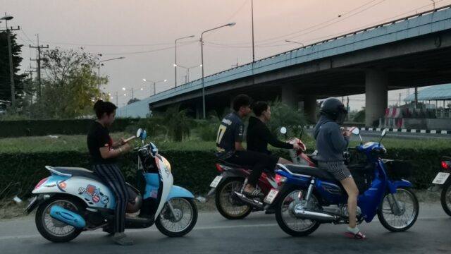夕方のピサヌローク郊外のバイクたち