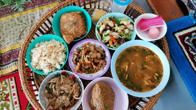 お坊様にタンブンする食事