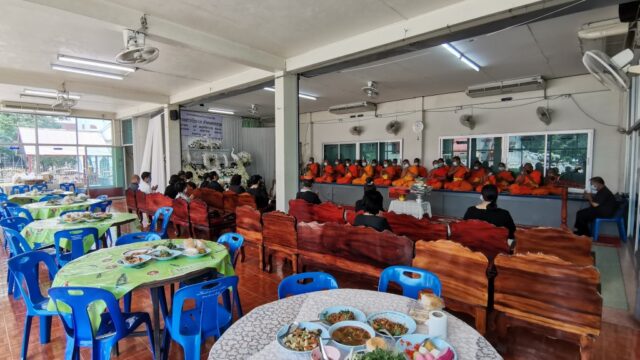 食事後にお経をあげる