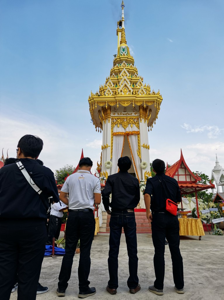 天に昇る煙を眺める